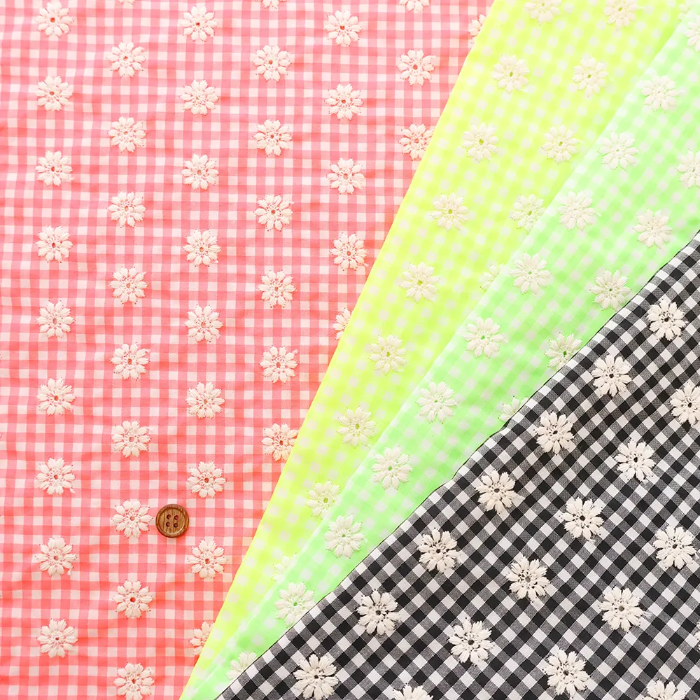 中国製　トレンドファブリック　ギンガムチェックフラワー刺繍生地